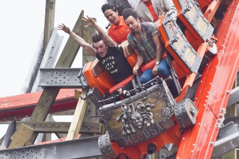 Las cámaras del parque captaron el momento más emocionante del ride que los actores compartieron.