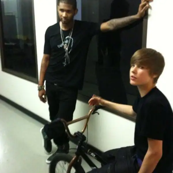 El joven y perseguido Justin Bieber junto al cantante Usher, en la grabación de un video.