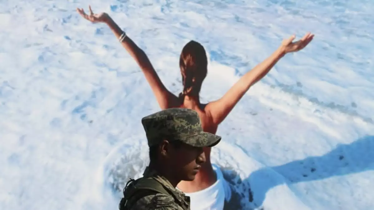 Un militar pasa ante un anuncio en Cancún en la víspera de la COP 16