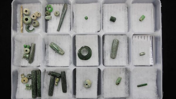 En la ofrenda se encontraron cuentas y orejeras de hade y piedra verde.