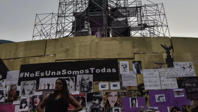 Con flores, velas y fotografías, mujeres rindieron homenaje a víctimas de feminicidio