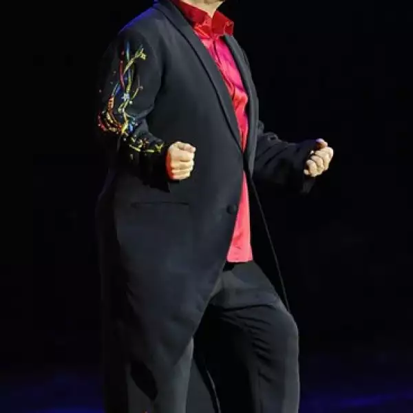 El legendario cantante y compositor Elton John nunca olvidallevar sus lentes a todos lados y la mayoría de las veces se le ha visto con trajes negros sin perder el toque especial que lo caracteriza como alguna camisa de color o algún accesorio llamativo.