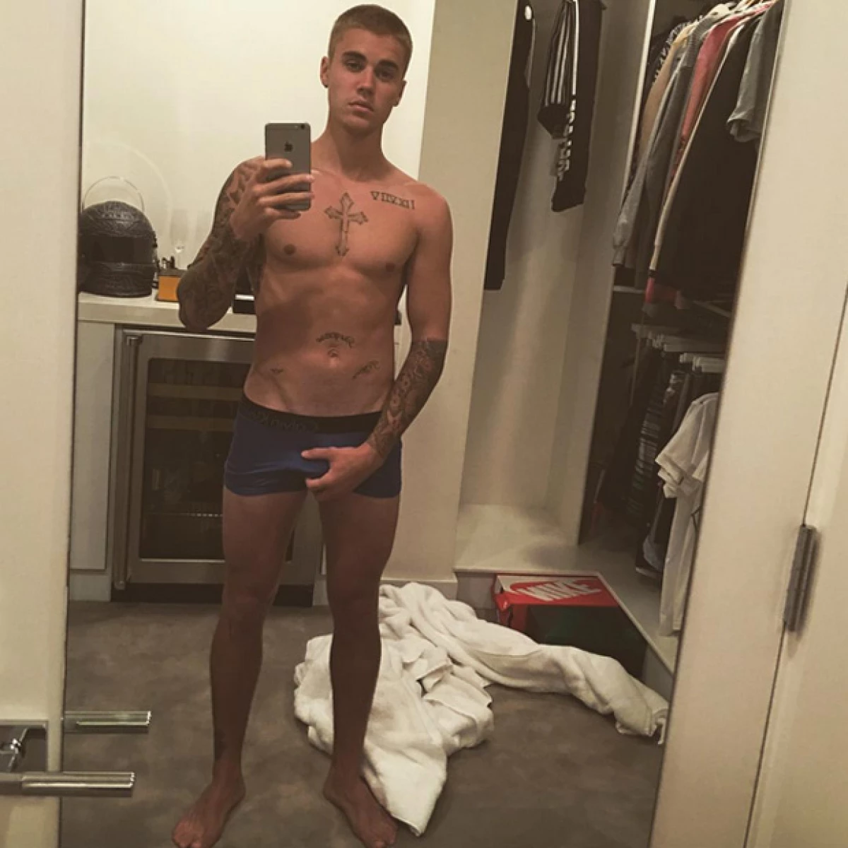 El cantante mostró a sus millones de seguidores una foto en la que aparece sólo con sus Calvins, pero además quiso destacar una parte de su cuerpo en específico.