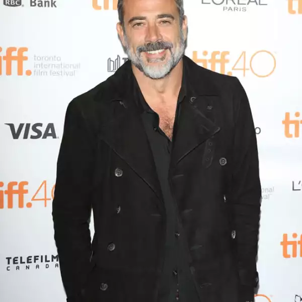 Jeffrey Dean Morgan, 49, obtuvo sus canas antes que muchos, pero no hay duda que el actor se ve más guapo que antes.