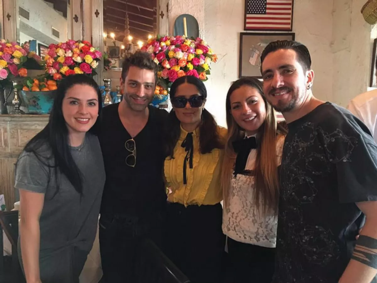 En el restaurante Ivy de Los Ángeles, también estuvieron los OV7, quienes también compartieron su foto con Salma.