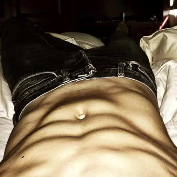 Sergio Jr. aparece con un six pack de envidia.