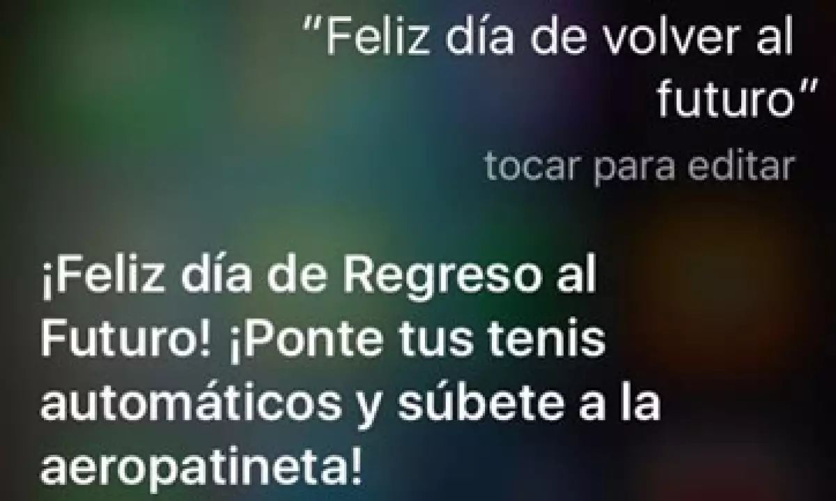 Este tipo de frases te dará Siri al preguntarle sobre el 21 de octubre de 2015 (Foto: Tomado de iPhone)