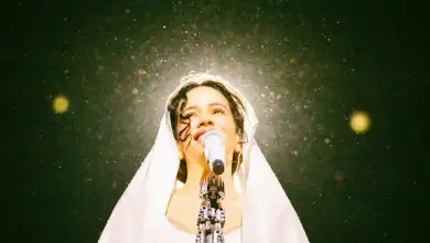 Retrato de Rosalía durante su concierto Lux Tour. En la imagen se ve a la cantante barcelonesa con un Manto blanco en la cabeza mientras interpreta el tema "Mio Cristo Piange Diamanti". 