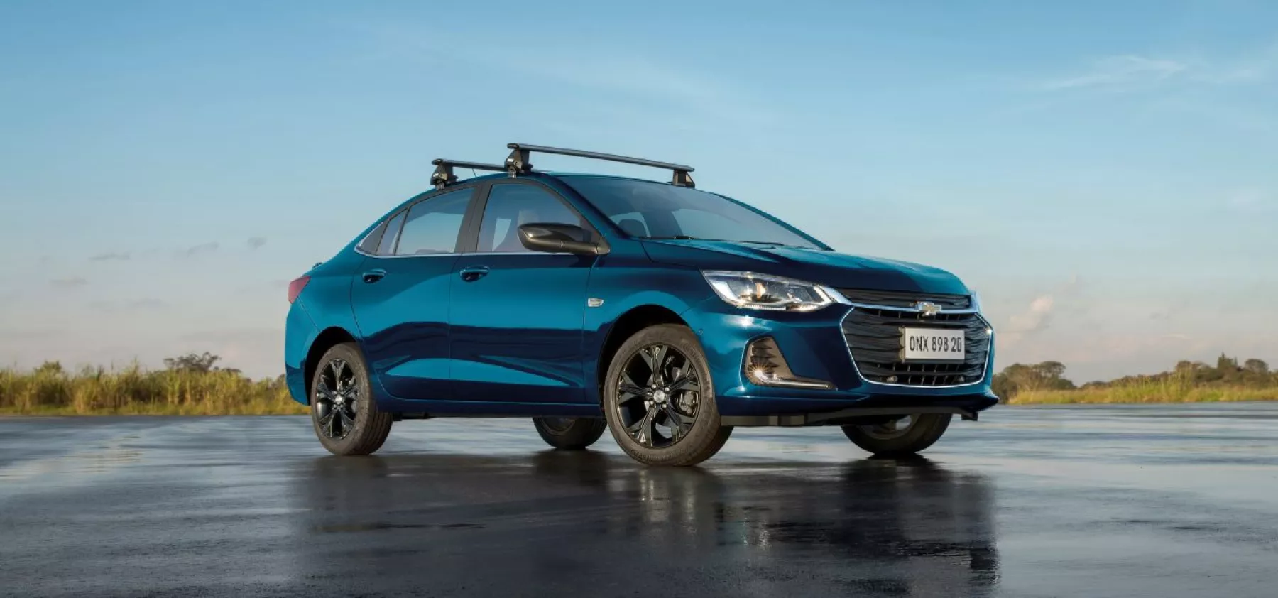 Debido a sus dimensiones, menor peso y menor altura sobre el piso, respecto a la mayoría de los SUV y pickups, los sedanes y hatchbacks suelen ser más aerodinámicos y dar más kilómetros por cada litro de gasolina.
