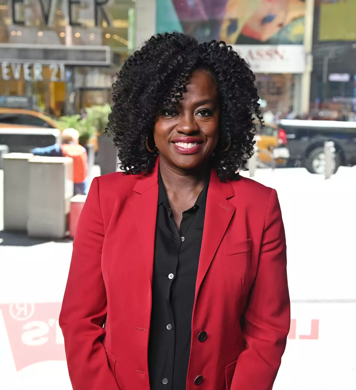 Viola Davis And Hilaria Baldwin Visit "Extra"