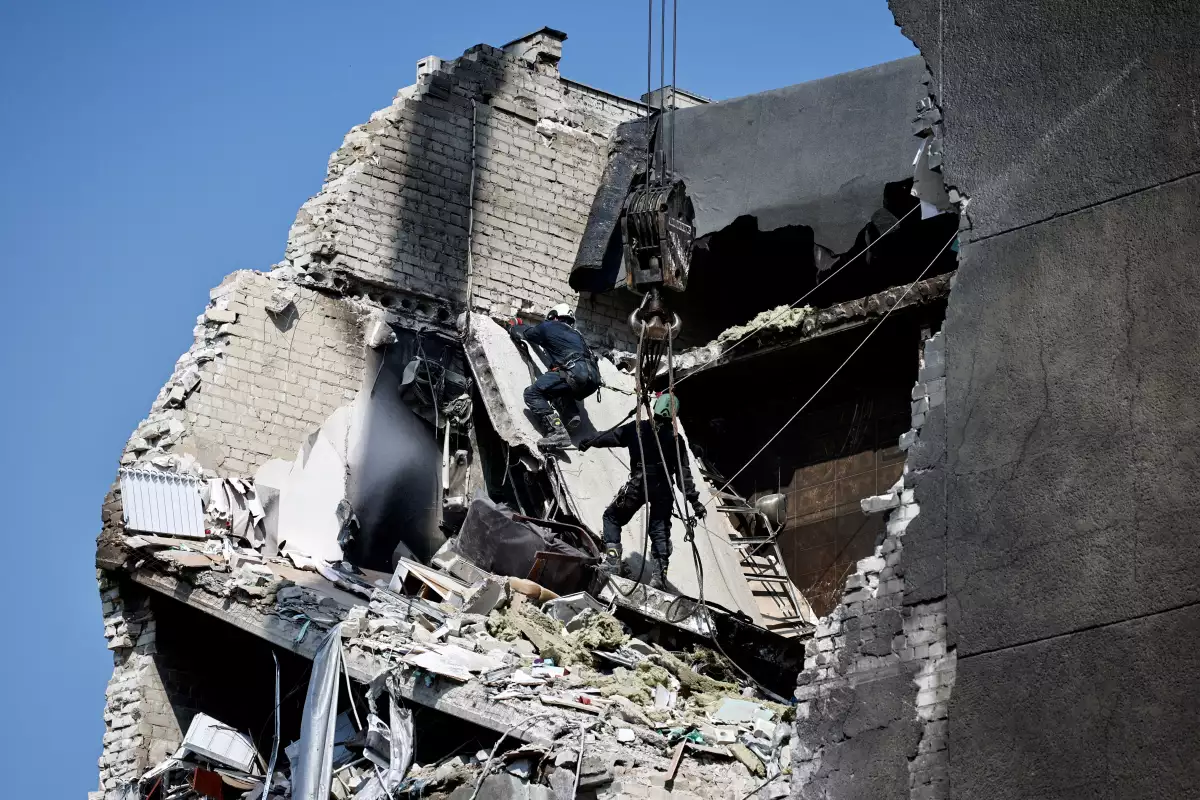 Los trabajadores de emergencia operan en el sitio de un hotel muy dañado durante un ataque con misiles ruso, en medio del ataque de Rusia contra Ucrania, en Cherkasy, Ucrania, el 21 de septiembre de 2023.