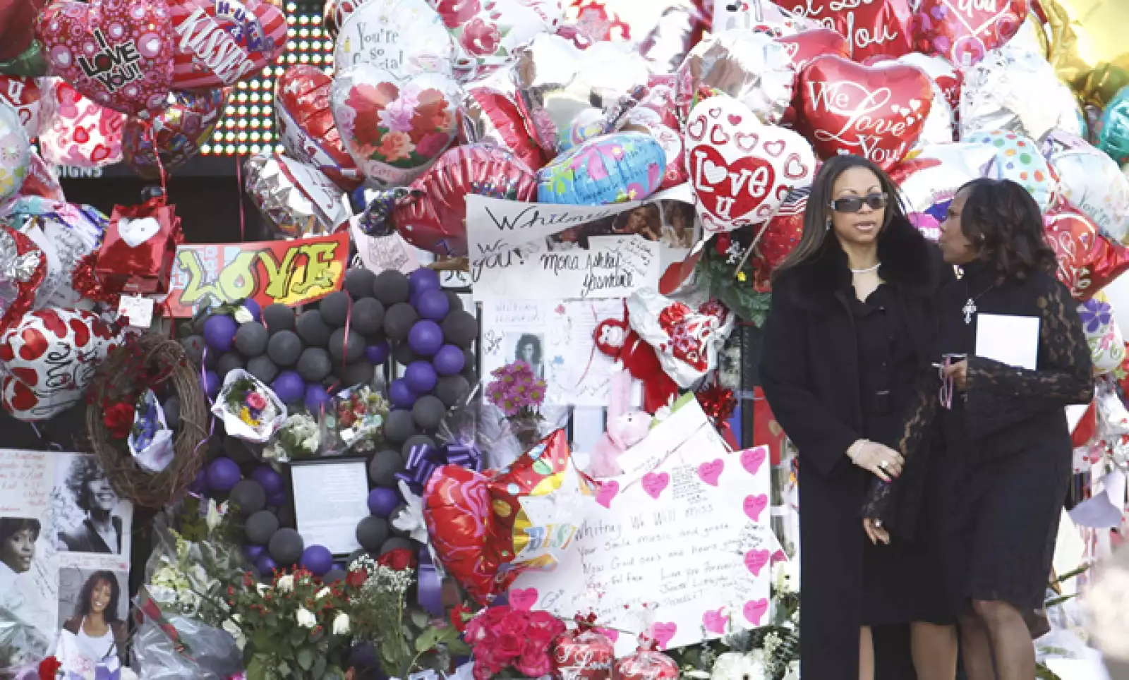 Muchos fans dejaron flores, tarjetas y globos dedicados a la cantante que se convirtió en estrella mundial con su álbum debut de 1985.