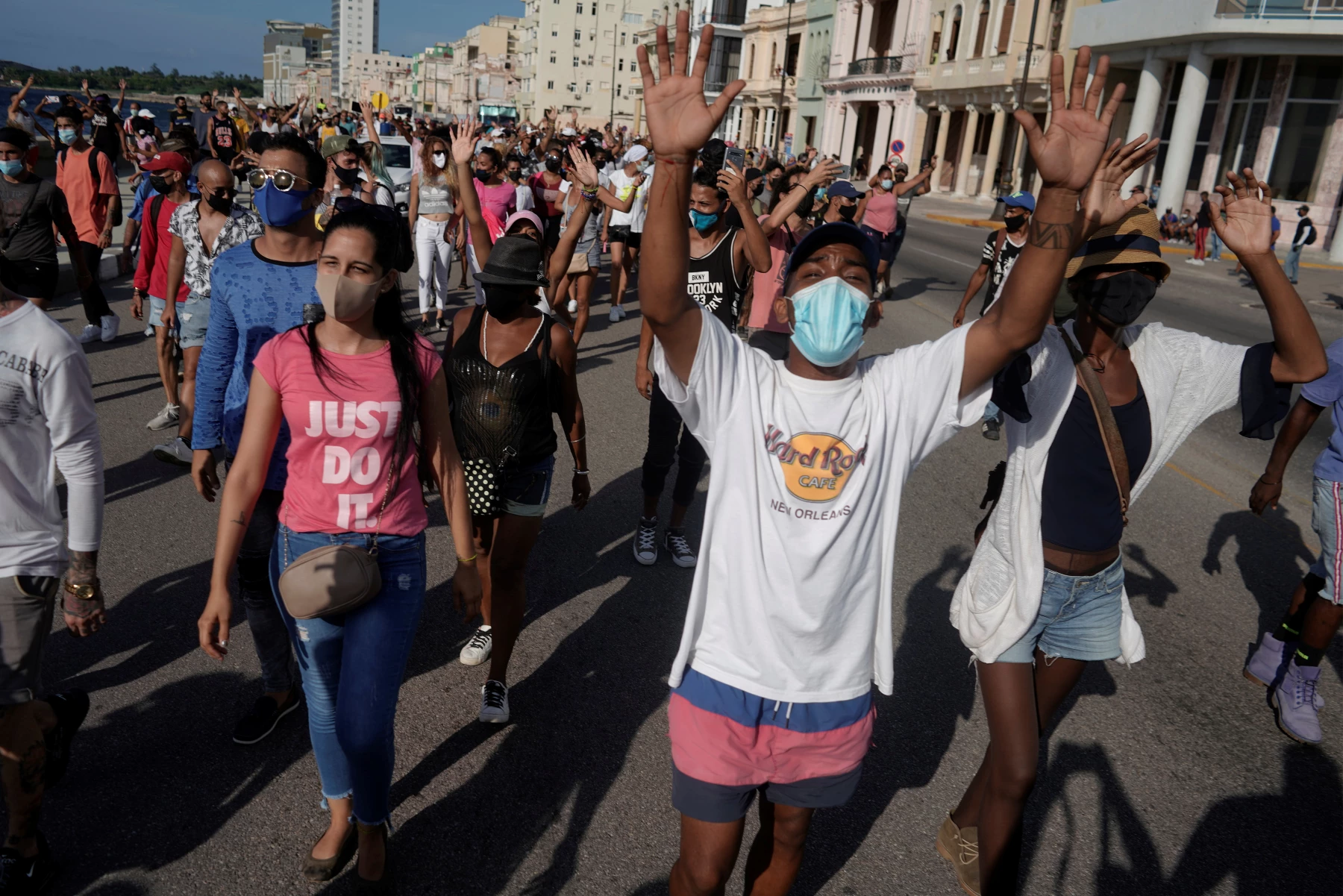 Miles de cubanos salieron a las calles el domingo en varias poblaciones de la isla para protestar contra el gobierno al grito de "¡libertad!", en una jornada inédita que se saldó con cientos de detenidos y enfrentamientos después de que el presidente Miguel Díaz-Canel conminara a sus partidarios a salir a enfrentar a los manifestantes.