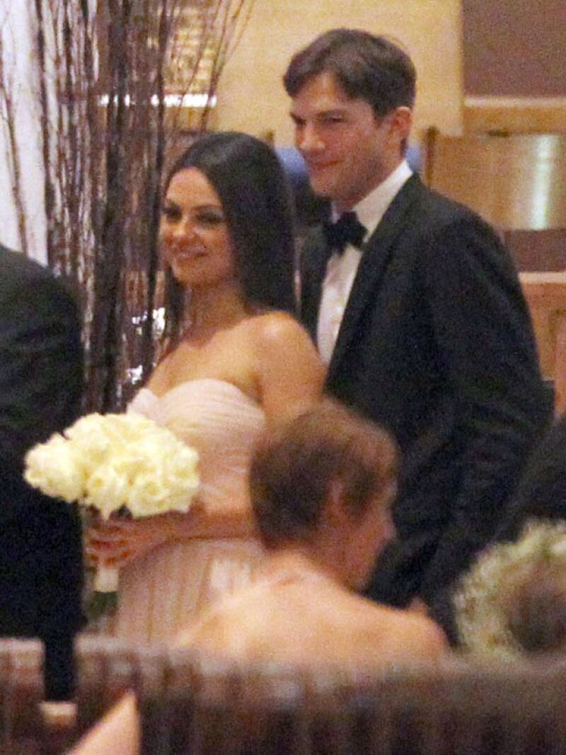 Al parecer, Mila usó un vestido muy similar al que portó en la boda de su hermana, en donde tanto ella como Ashton dieron un vistazo de cómo se verían si llegaran al altar.