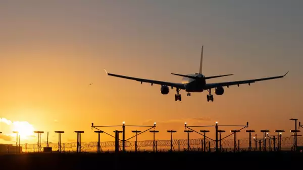 Avión en un atardecer