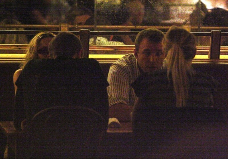 Chris y Gwyneth cenando con Madonna y Guy Ritchie en 2007.