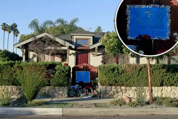 Algunos admiradores se siguen acercando a la casa del actor para dejar flores y mensajes de despedida.