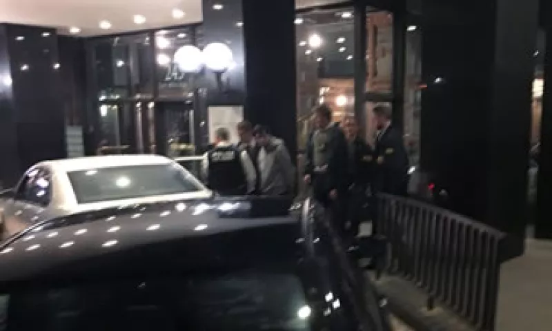 Agentes del FBI escoltaron a Martin Shkreli, que llevaba una capucha. (Foto: Reuters )