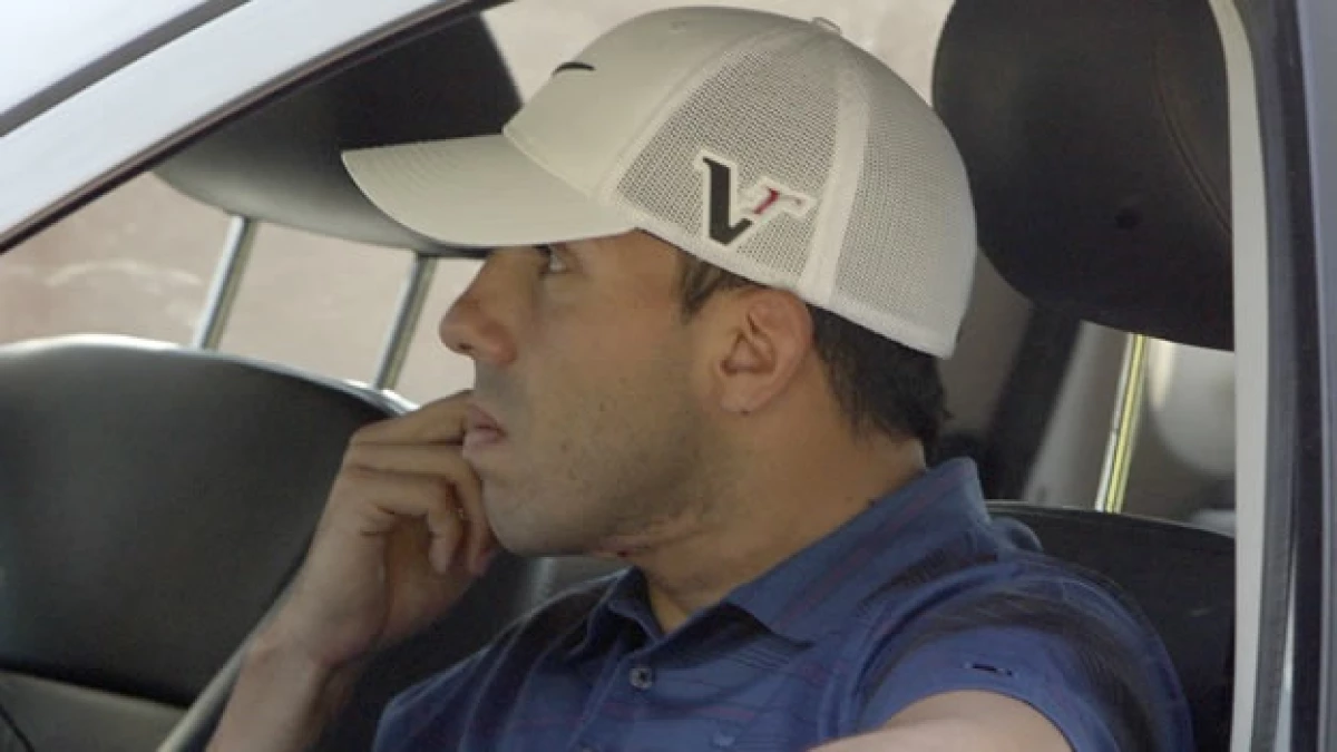 Carlos Tévez conduce su auto