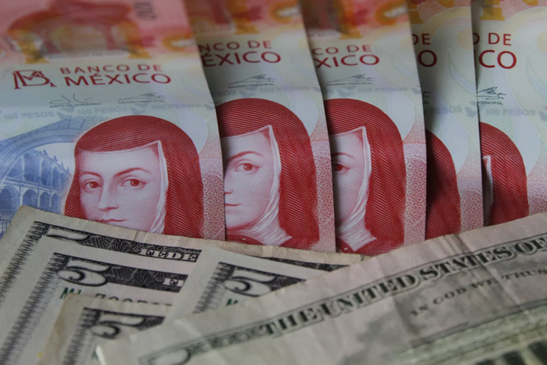 El peso gana terreno frente al dólar tras dato de inflación en México