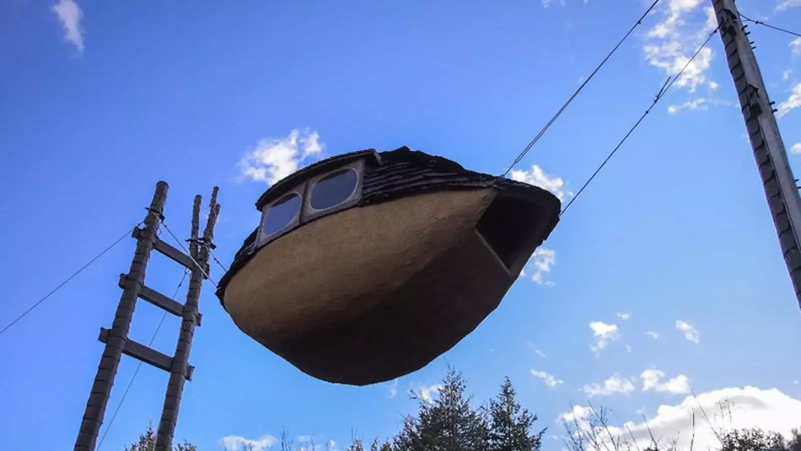 El bote volador de lodo, Japón. Unos cuantos cables de acero evitan que la construcción de Terunobu Fujimori caiga al suelo. La cabañita evoca a un anime y se puede desarmar para instalarse en cualquier parte