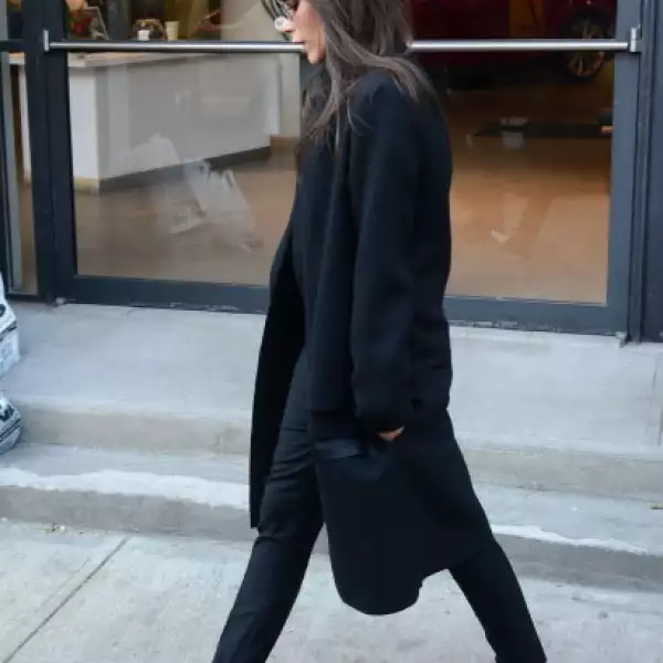 Sin embargo, ultimamente se le ha captado con zapatos o de tacón muy bajo, o tenis o flats.