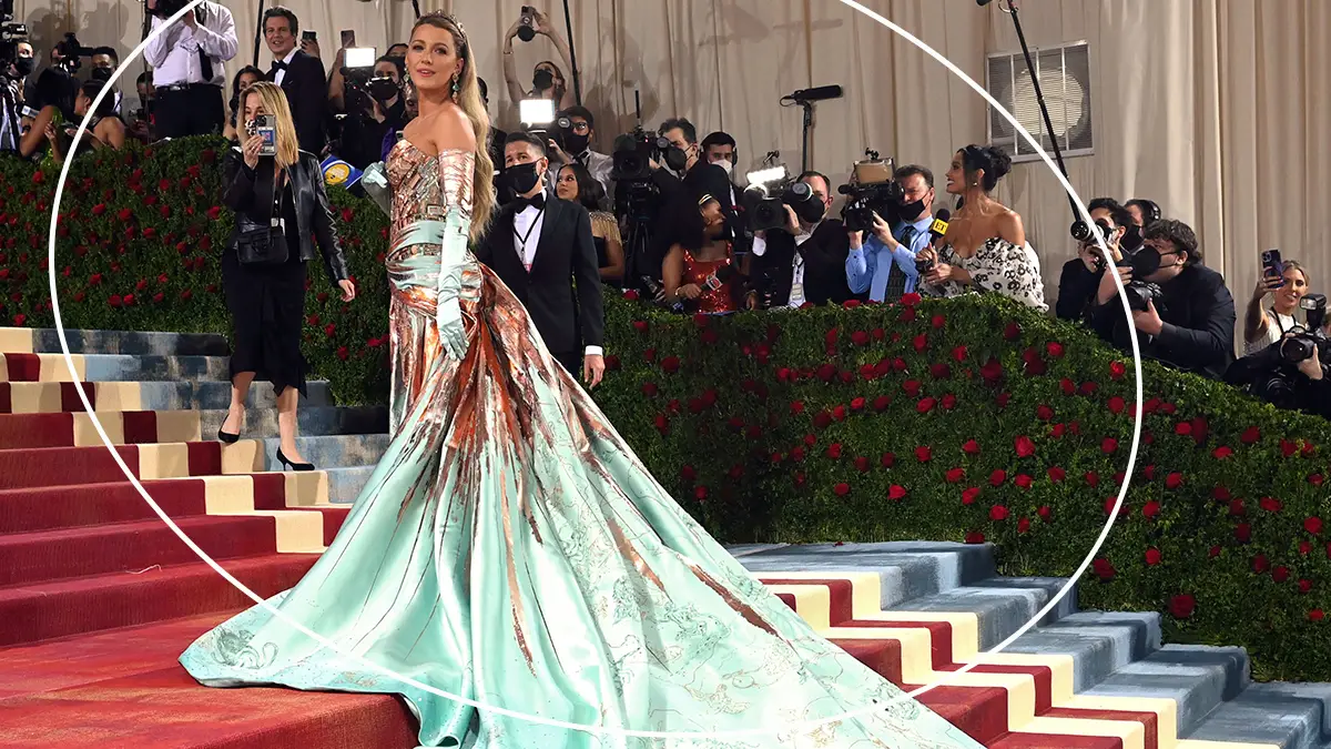 Blake Lively acomoda su vestido de la Met Gala 2022 en un museo en Londres.