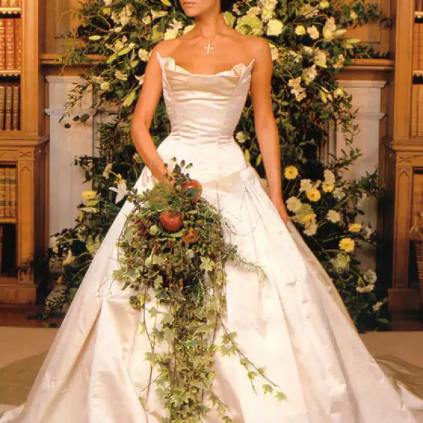 La esposa de David Beckham, Victoria, se vio muy extravagante y su ramo tenía ruscus italiana, eucalipto, manzanas y otras flores frutales.
