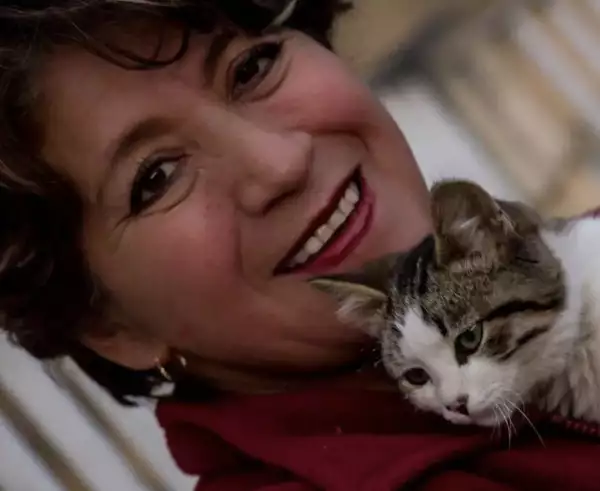 Delfina Gómez y el gatito que la "acompañó" en su campaña de 2017
