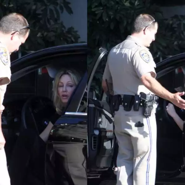 El agente vio el auto de Locklear parado en una autopista estatal, bloqueando una vía en Montecito, una acaudalada comunidad a unos 145 kilómetros de Los Angeles.