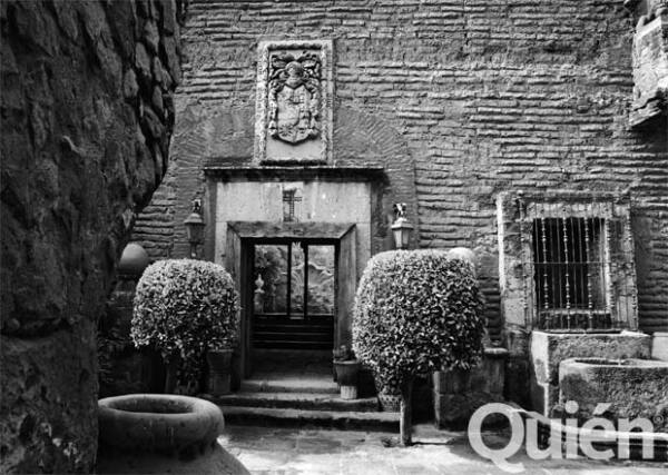 A través de este patio se llega a una alberca que estaba en restauración.