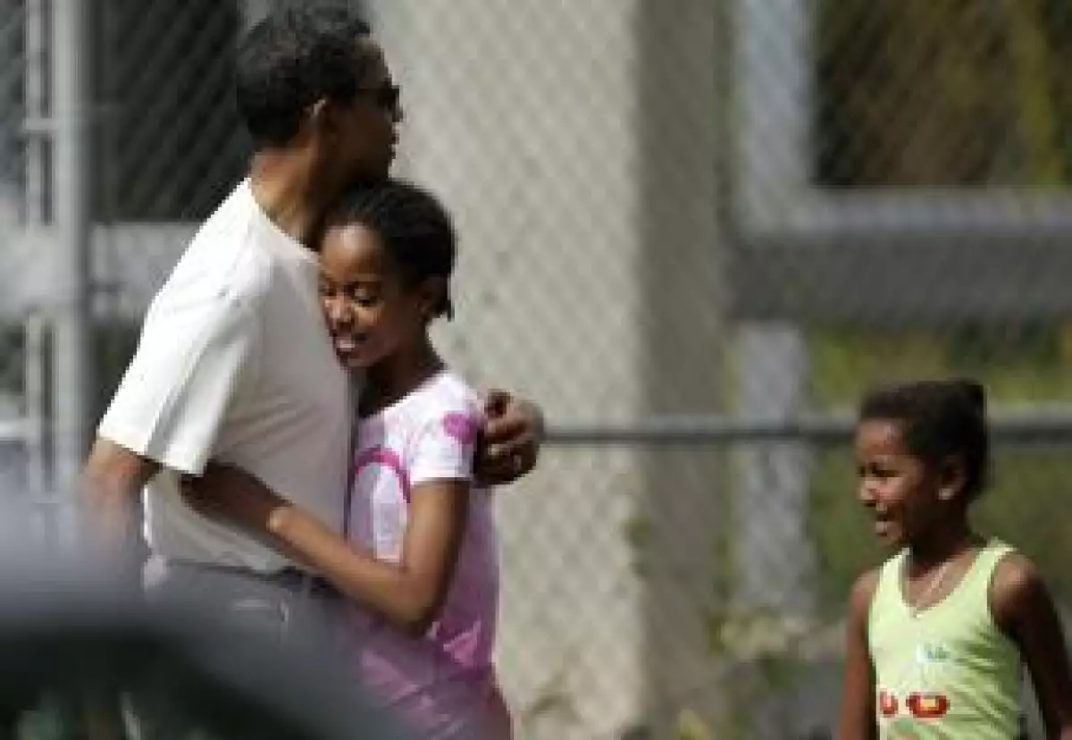 El presidente electo de Estados Unidos, junto con Malia y Sasha, quisieron despedir el año saludando a sus amigos los animales, en Honolulú.