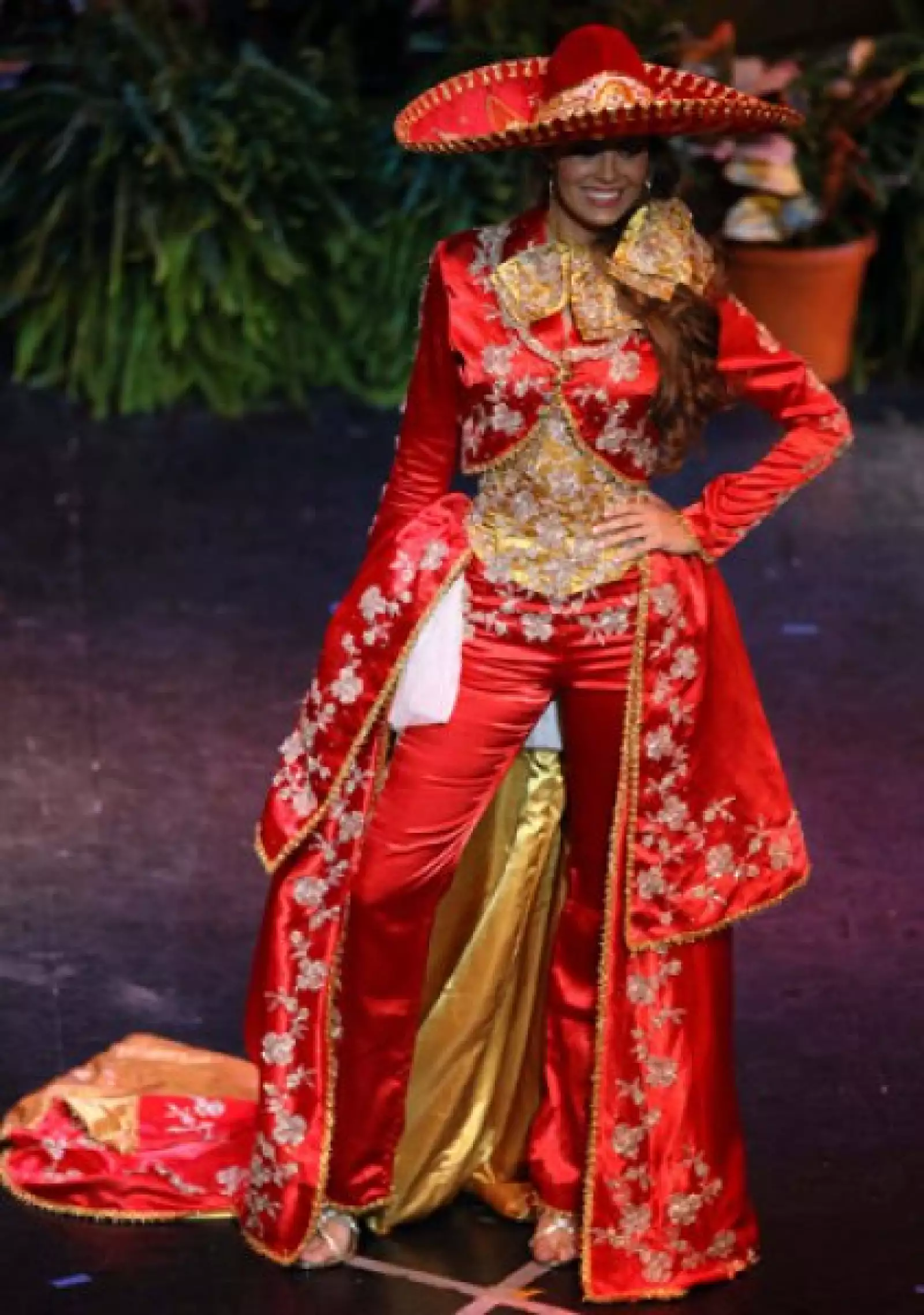 Con una gran sonrisa y en rojo llamativo salió Karla Carrillo, de México, vestida de charro.