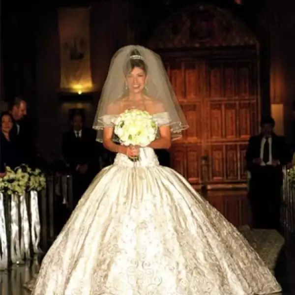 Thalía lucía como una verdadera princesa de cuento de hadas, pues su vestido blanco fue inspirado en los que usaba la emperatriz Carlota de Habsburgo.