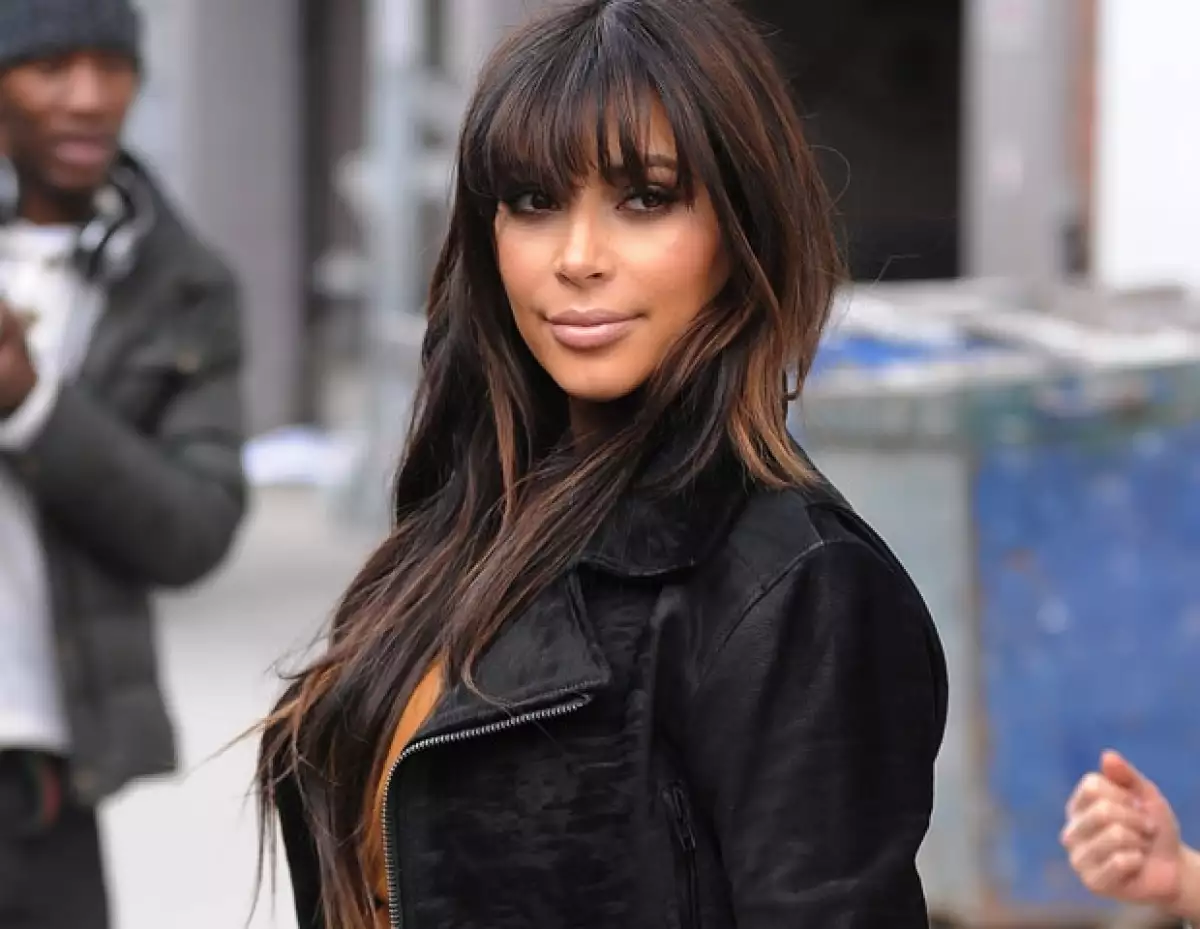 Kanye West quiere que una vez que nazca su bebé la familia completa se mude a Francia; sin embargo la socialité no quiere romper el lazo que la une al resto del clan Kardashian.