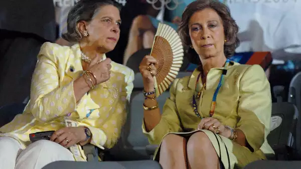 La reina de España Sofía (R) se sienta con su hermana la princesa Irene de Grecia antes del inicio de la ceremonia de apertura de los Juegos Olímpicos de 2004 en el estadio olímpico de Atenas, el 13 de agosto de 2004.