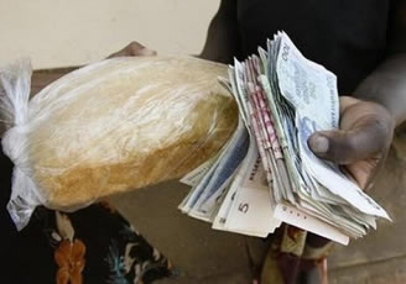 Zimbabue se llevó el galardón por emitir notas bancarias que van desde un centavo a 100 billones de dólares zimbabuenses. (Foto: AP)