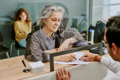 Mujer realiza trámite en ventanilla.