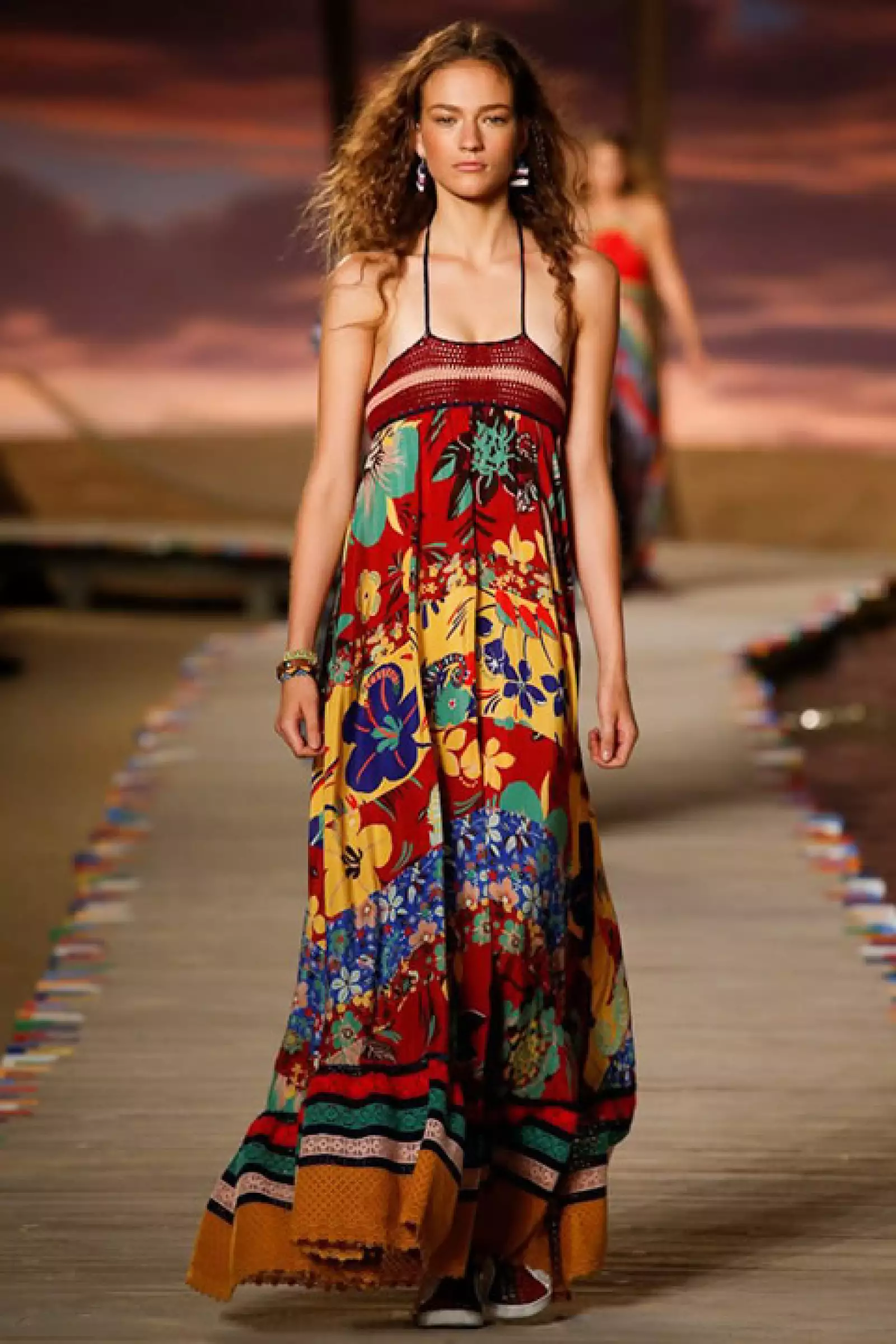 Maxidress con estampado tropical y sneakers.