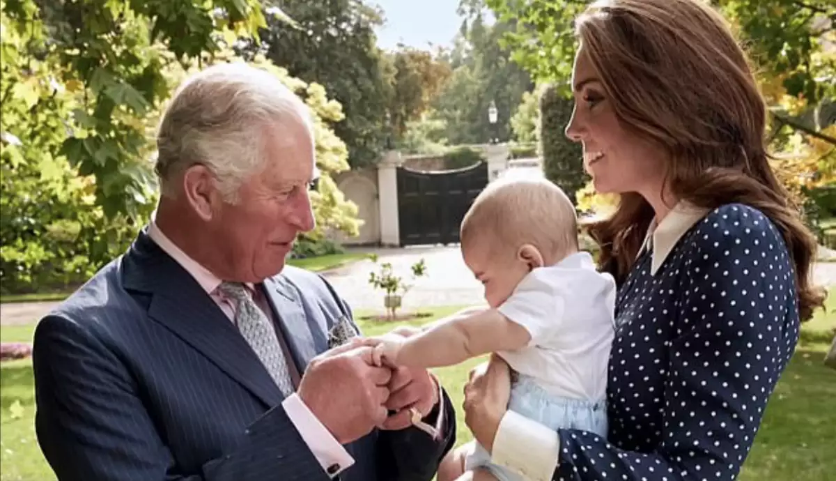 El príncipe Carlos es un abuelo cariñoso