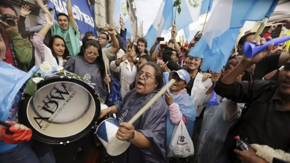 Un grupo de personas celebra el martes cuando el Congreso de Guatemala le retiró la inmunidad a Otto Pérez Molina