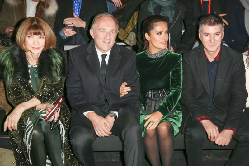 Sin ser la tonalidad de la temporada, la actriz lució un look verde esmeralda, al igual que la editora de Vogue.