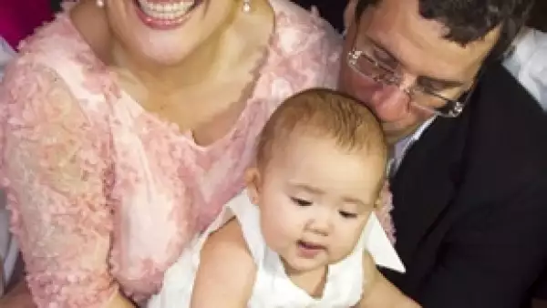 La actriz y comediante contó a la revista "People en Español" que tiene tres meses de embarazo. Comparte la alegría con su esposo Otto Padrón y con Angélica, su pequeñita de 20 meses.