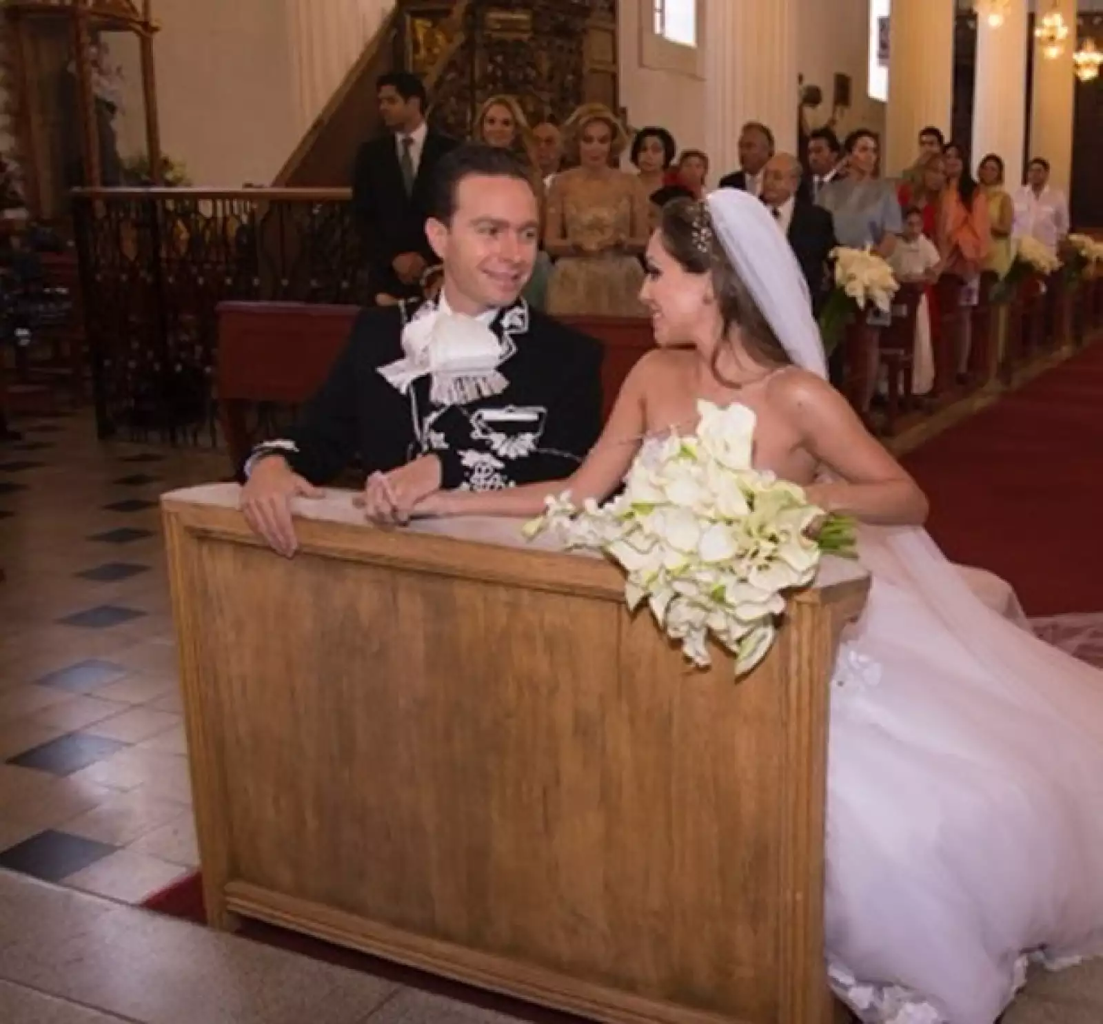 La boda religiosa fue oficiada poco después de las ocho de la mañana por el Monseñor Felipe Arizmendi.