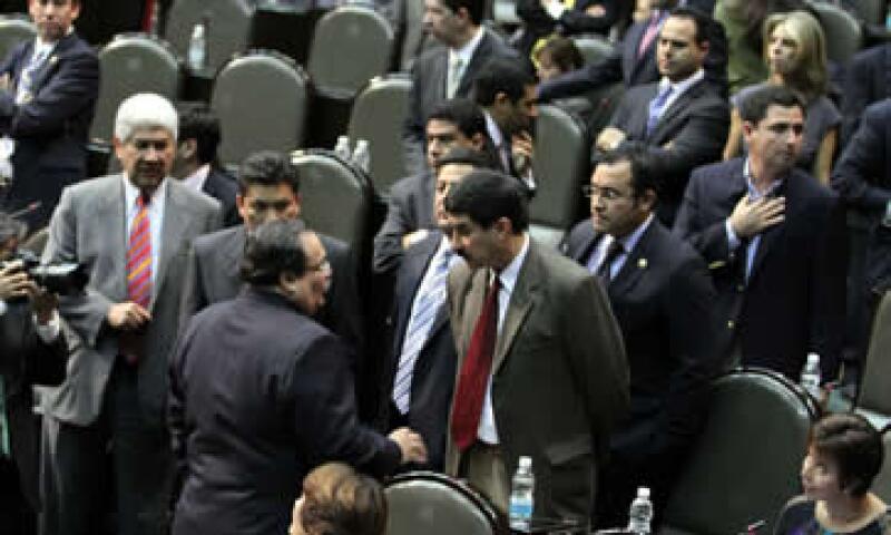 Los diputados ubicaron la previsión del tipo de cambio promedio en 12.8 pesos por dólar, desde 12.2 pesos. (Foto: Notimex)