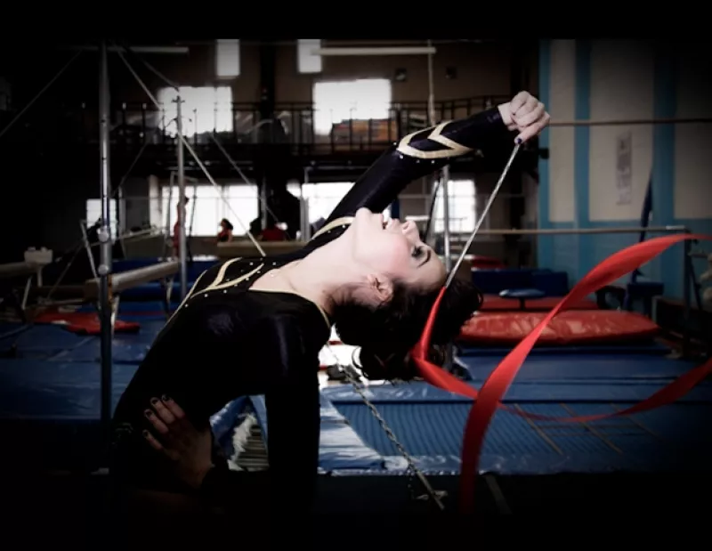 A pesar de sólo haber tenido una clase de gimnasia en su vida, la actriz tomó el listón y la viga como toda una profesional.