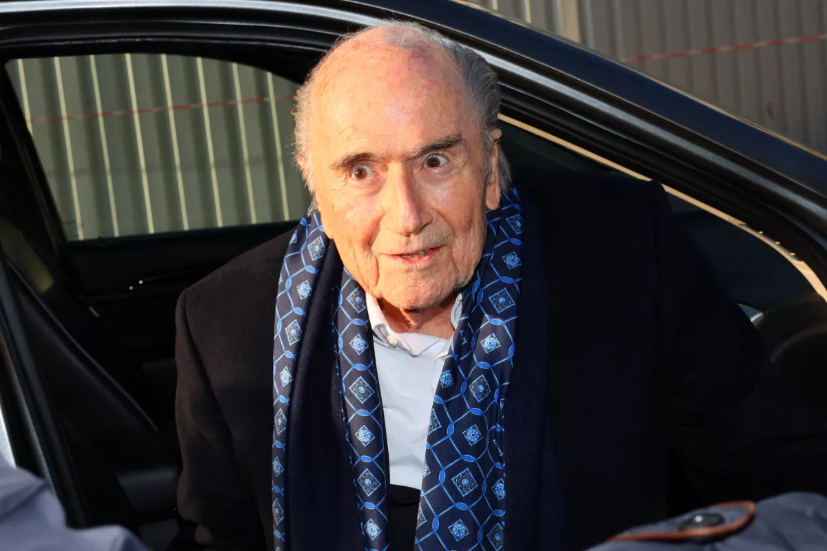 Foto de Joseph Blatter saliendo de un auto en 2025.