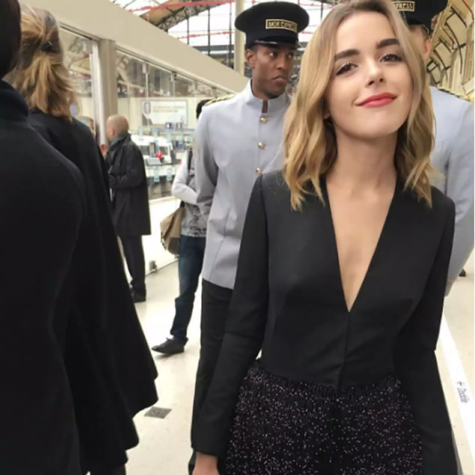 Kiernan Shipka posa antes de abordar el `Dior Express´.