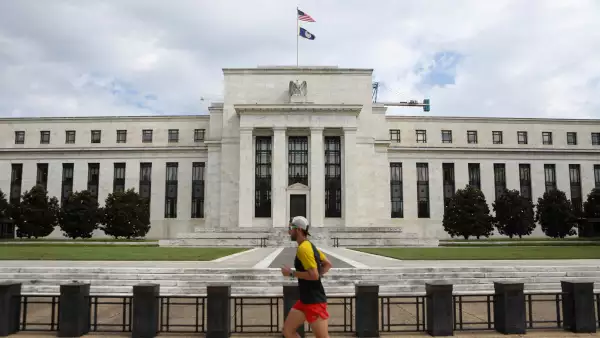 (Un corredor pasa frente al edificio de la Reserva Federal en Washington)
