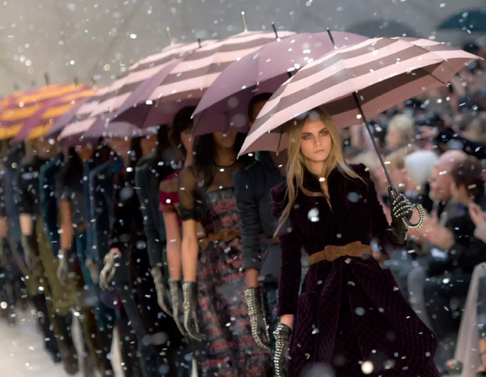Gabardinas, faldas y vestidos protagonizaron en el desfile de Burberry Prosum.
